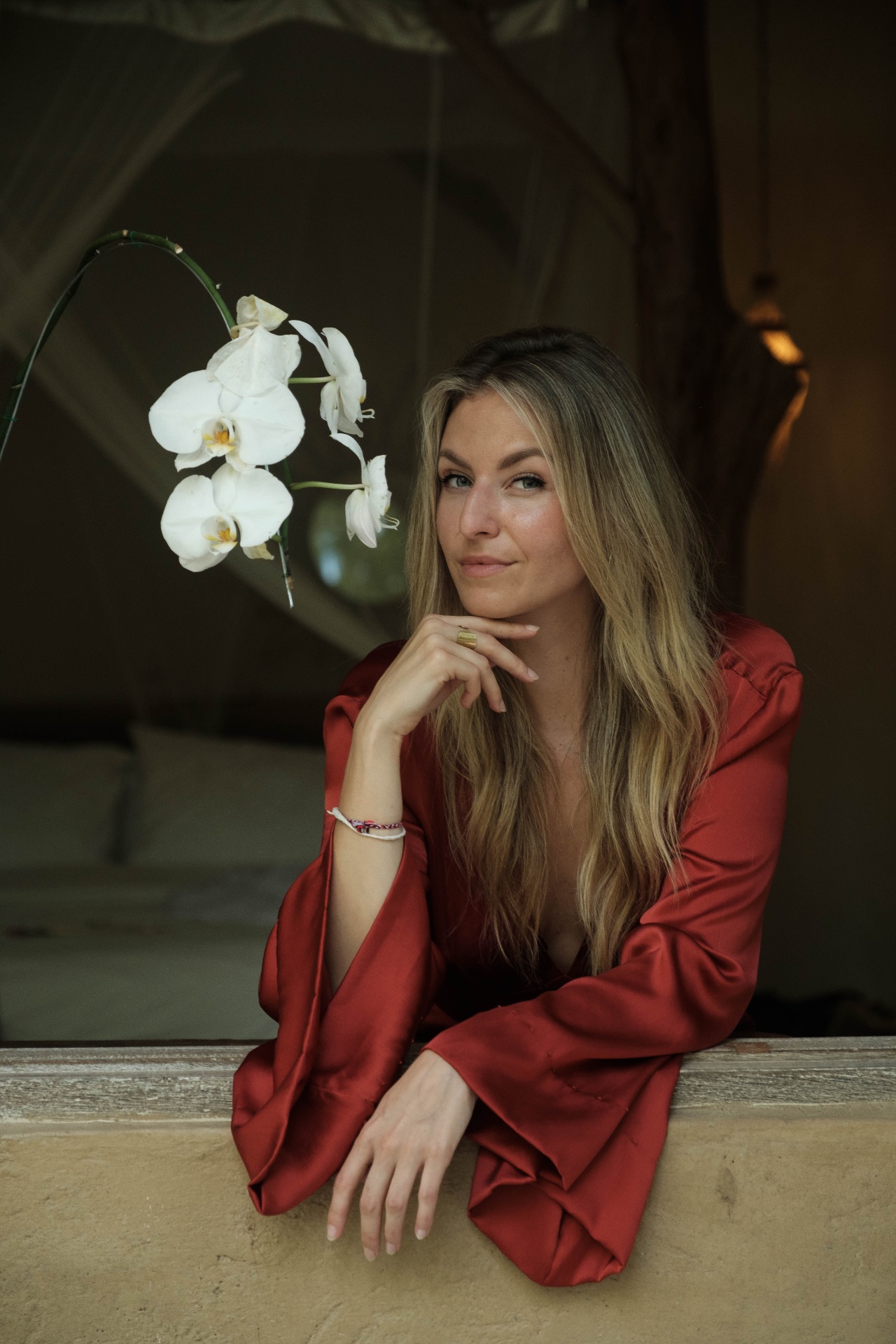 Nikoleta v červených šatách s bielou orchideou